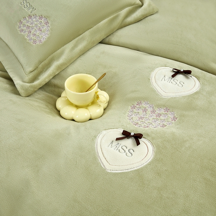 91家纺网 家纺一手货源 找家纺 卡迪亚家纺 2025新款牛奶绒大版贴布绣四件套-简爱 简爱-抹茶绿