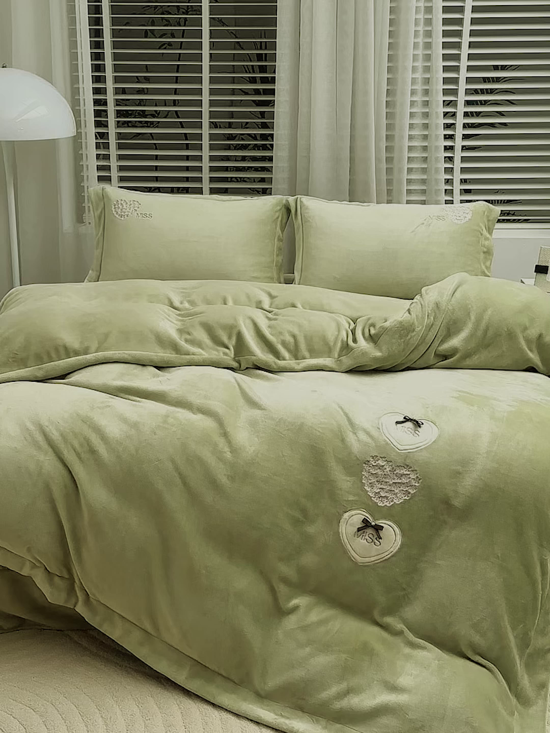 91家纺网 家纺一手货源 找家纺 卡迪亚家纺 2025新款牛奶绒大版贴布绣四件套-简爱 简爱-抹茶绿