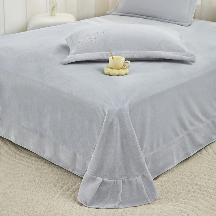 91家纺网 家纺一手货源 找家纺 卡迪亚家纺 2025新款牛奶绒大版贴布绣四件套-简爱 简爱-绅士灰