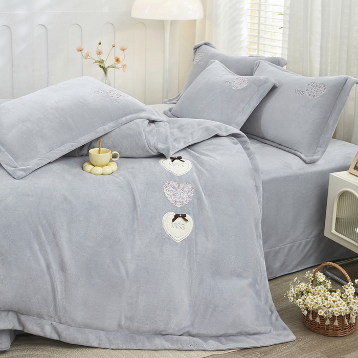 91家纺网 家纺一手货源 找家纺 卡迪亚家纺 2025新款牛奶绒大版贴布绣四件套-简爱 简爱-绅士灰