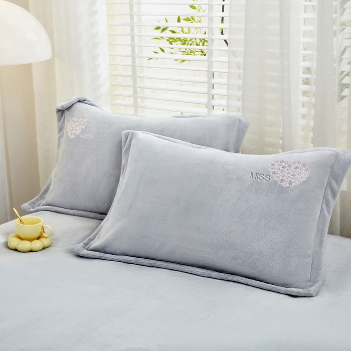 91家纺网 家纺一手货源 找家纺 卡迪亚家纺 2025新款牛奶绒大版贴布绣四件套-简爱 简爱-绅士灰