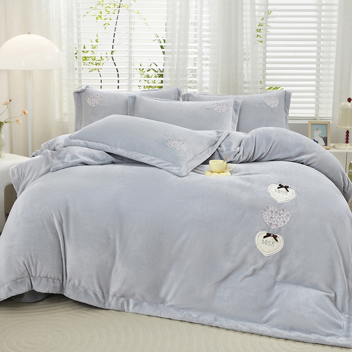 91家纺网 家纺一手货源 找家纺 卡迪亚家纺 2025新款牛奶绒大版贴布绣四件套-简爱 简爱-绅士灰