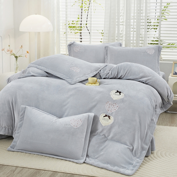 91家纺网 家纺一手货源 找家纺 卡迪亚家纺 2025新款牛奶绒大版贴布绣四件套-简爱 简爱-绅士灰