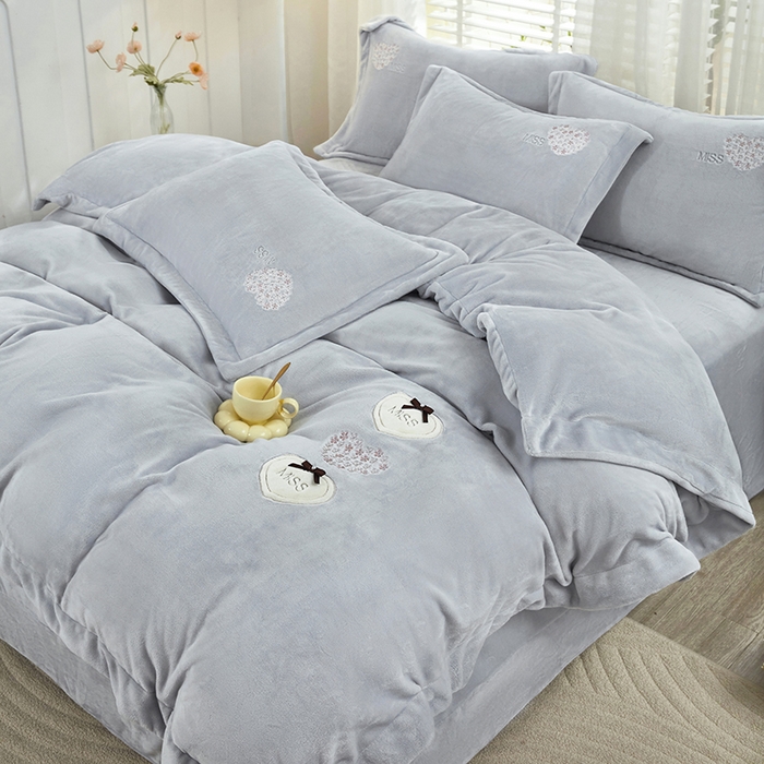 91家纺网 家纺一手货源 找家纺 卡迪亚家纺 2025新款牛奶绒大版贴布绣四件套-简爱 简爱-绅士灰