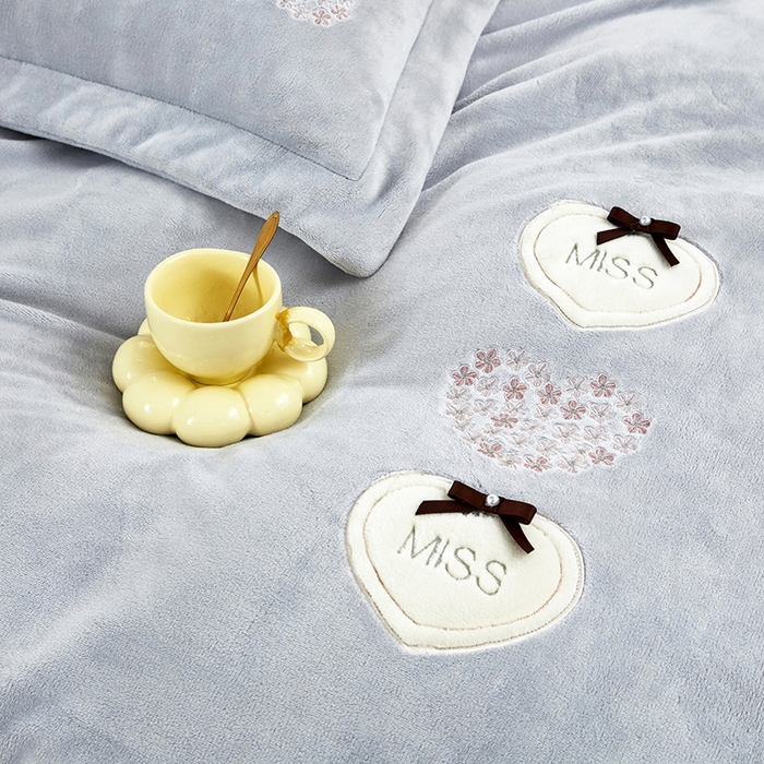 91家纺网 家纺一手货源 找家纺 卡迪亚家纺 2025新款牛奶绒大版贴布绣四件套-简爱 简爱-绅士灰