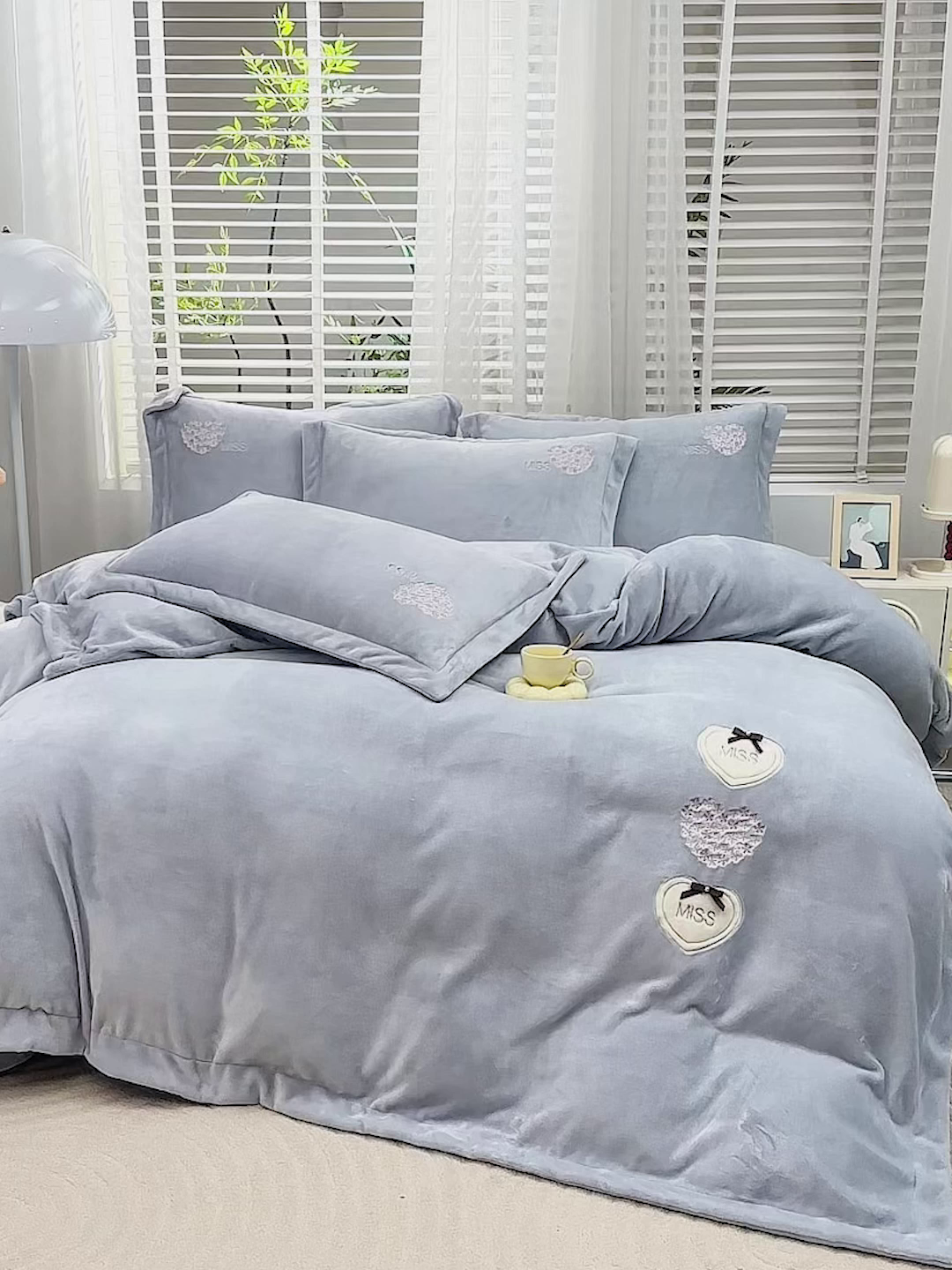 91家纺网 家纺一手货源 找家纺 卡迪亚家纺 2025新款牛奶绒大版贴布绣四件套-简爱 简爱-绅士灰