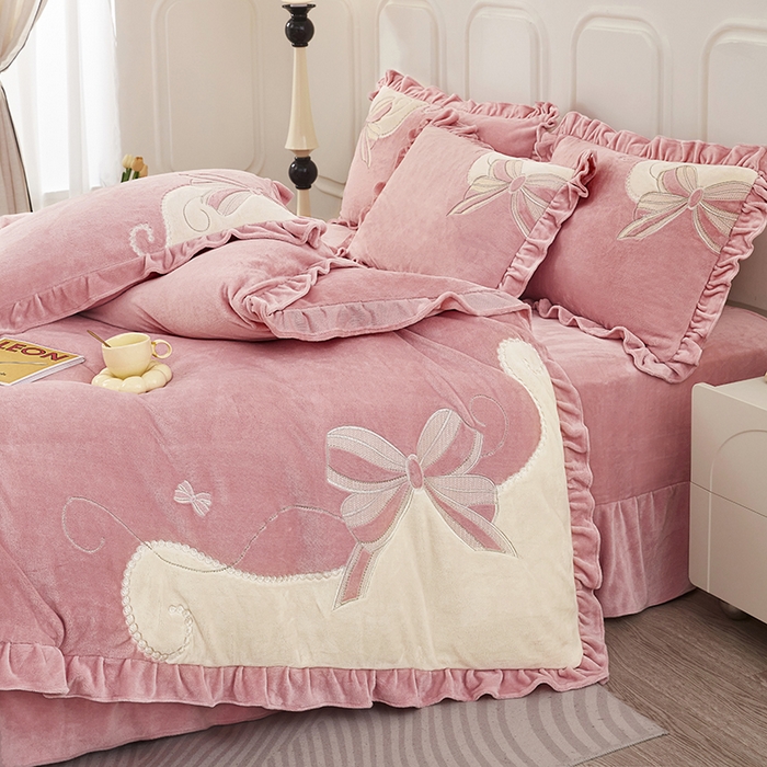 91家纺网 家纺一手货源 找家纺 （总）卡迪亚家纺 2025新款牛奶绒贴布绣四件套-蝶舞