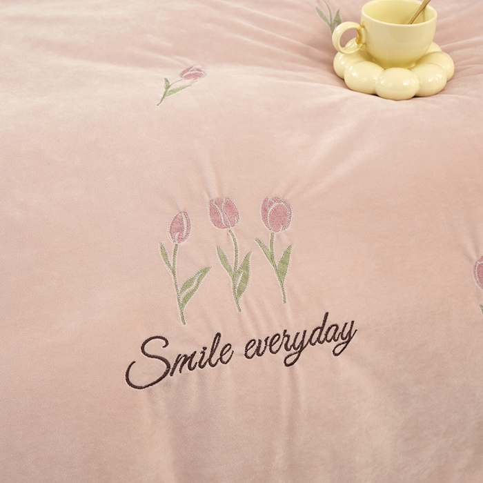 91家纺网 家纺一手货源 找家纺 （总）卡迪亚家纺 2025新款婴儿绒高端绣花四件套-郁金香