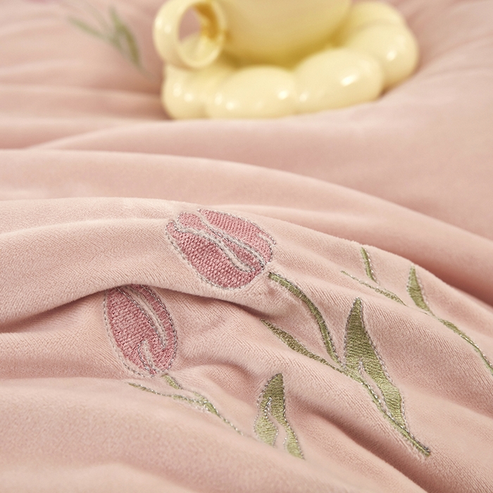 91家纺网 家纺一手货源 找家纺 （总）卡迪亚家纺 2025新款婴儿绒高端绣花四件套-郁金香