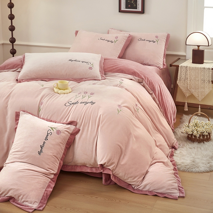 91家纺网 家纺一手货源 找家纺 卡迪亚家纺 2025新款婴儿绒高端绣花四件套-郁金香 郁金香-豆沙红