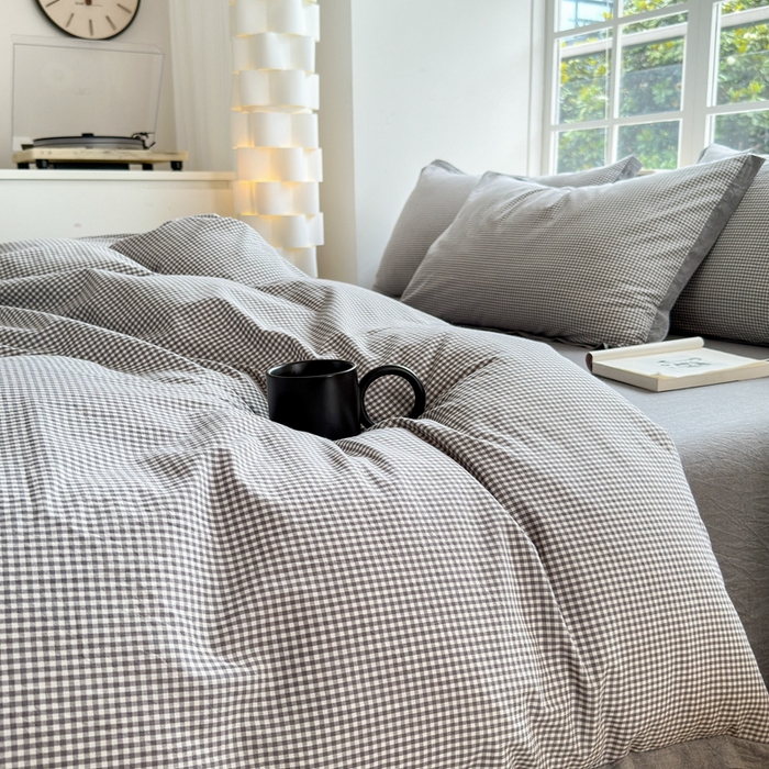 91家纺网 家纺一手货源 找家纺 宜家坊 2025新款A类全棉色织系列水洗棉宽边断角工艺四件套 爱的邂逅-灰