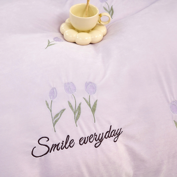 91家纺网 家纺一手货源 找家纺 卡迪亚家纺 2025新款婴儿绒高端绣花四件套-郁金香 郁金香-梦幻紫