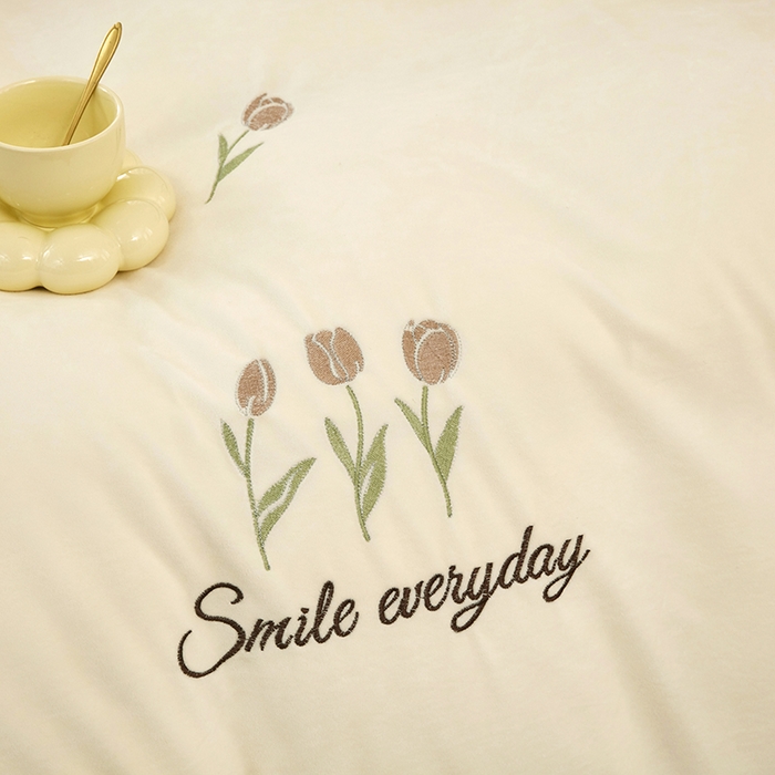 91家纺网 家纺一手货源 找家纺 卡迪亚家纺 2025新款婴儿绒高端绣花四件套-郁金香 郁金香-奶茶咖