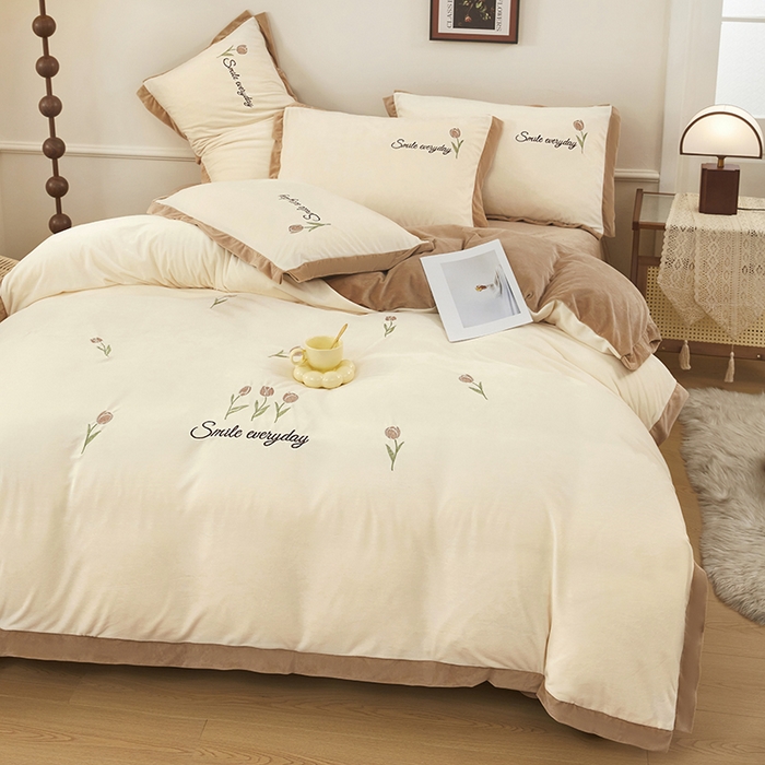 91家纺网 家纺一手货源 找家纺 卡迪亚家纺 2025新款婴儿绒高端绣花四件套-郁金香 郁金香-奶茶咖