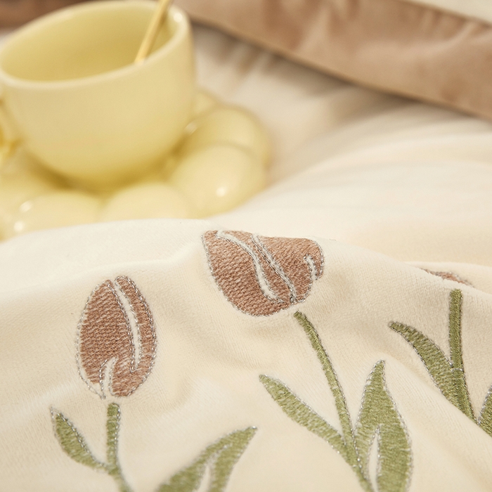 91家纺网 家纺一手货源 找家纺 卡迪亚家纺 2025新款婴儿绒高端绣花四件套-郁金香 郁金香-奶茶咖