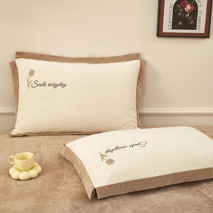 91家纺网 家纺一手货源 找家纺 卡迪亚家纺 2025新款婴儿绒高端绣花四件套-郁金香 郁金香-奶茶咖