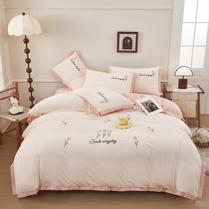 91家纺网 家纺一手货源 找家纺 卡迪亚家纺 2025新款婴儿绒高端绣花四件套-郁金香 郁金香-樱花粉