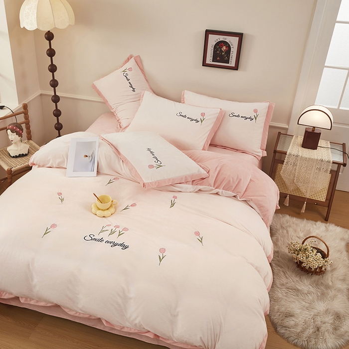 91家纺网 家纺一手货源 找家纺 卡迪亚家纺 2025新款婴儿绒高端绣花四件套-郁金香 郁金香-樱花粉