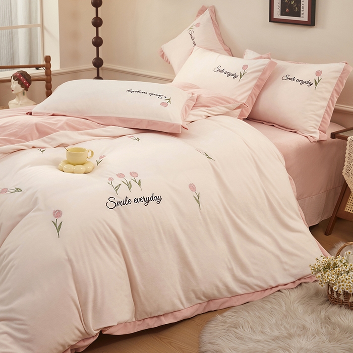 91家纺网 家纺一手货源 找家纺 卡迪亚家纺 2025新款婴儿绒高端绣花四件套-郁金香 郁金香-樱花粉