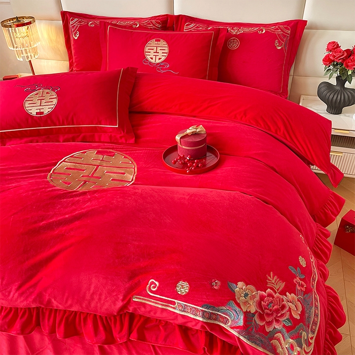 91家纺网 家纺一手货源 找家纺 富之雅婚庆 2025新款高克重全工艺牛奶绒宝宝绒刺绣婚庆四件套 花田喜事（花边款宝宝绒）