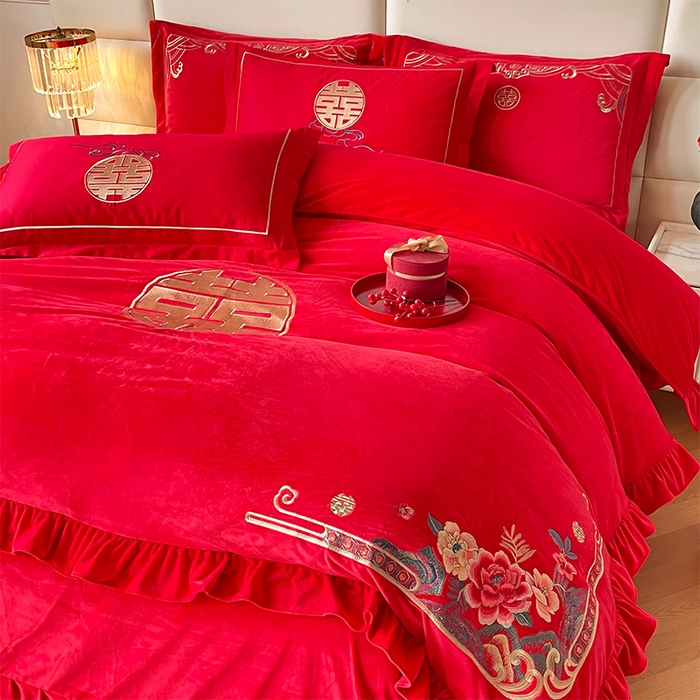 91家纺网 家纺一手货源 找家纺 富之雅婚庆 2025新款高克重全工艺牛奶绒宝宝绒刺绣婚庆四件套 花田喜事（花边款宝宝绒）