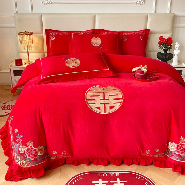 91家纺网 家纺一手货源 找家纺 富之雅婚庆 2025新款高克重全工艺牛奶绒宝宝绒刺绣婚庆四件套 花田喜事（花边款宝宝绒）