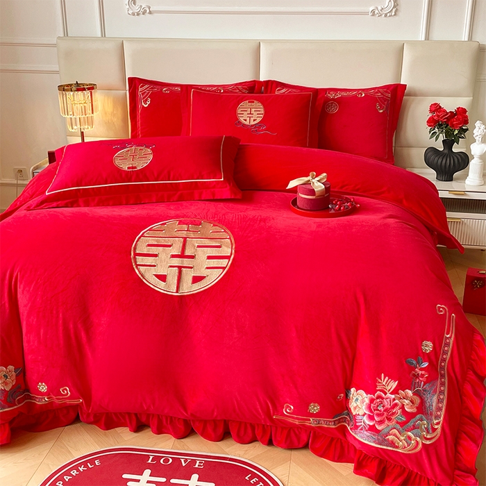 91家纺网 家纺一手货源 找家纺 富之雅婚庆 2025新款高克重全工艺牛奶绒宝宝绒刺绣婚庆四件套 花田喜事（花边款宝宝绒）