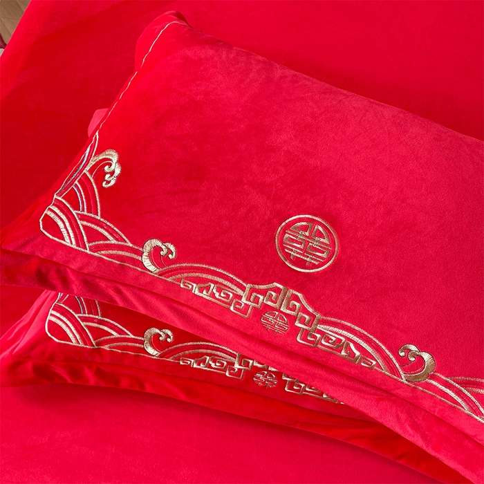 91家纺网 家纺一手货源 找家纺 富之雅婚庆 2025新款高克重全工艺牛奶绒宝宝绒刺绣婚庆四件套 花田喜事（花边款宝宝绒）