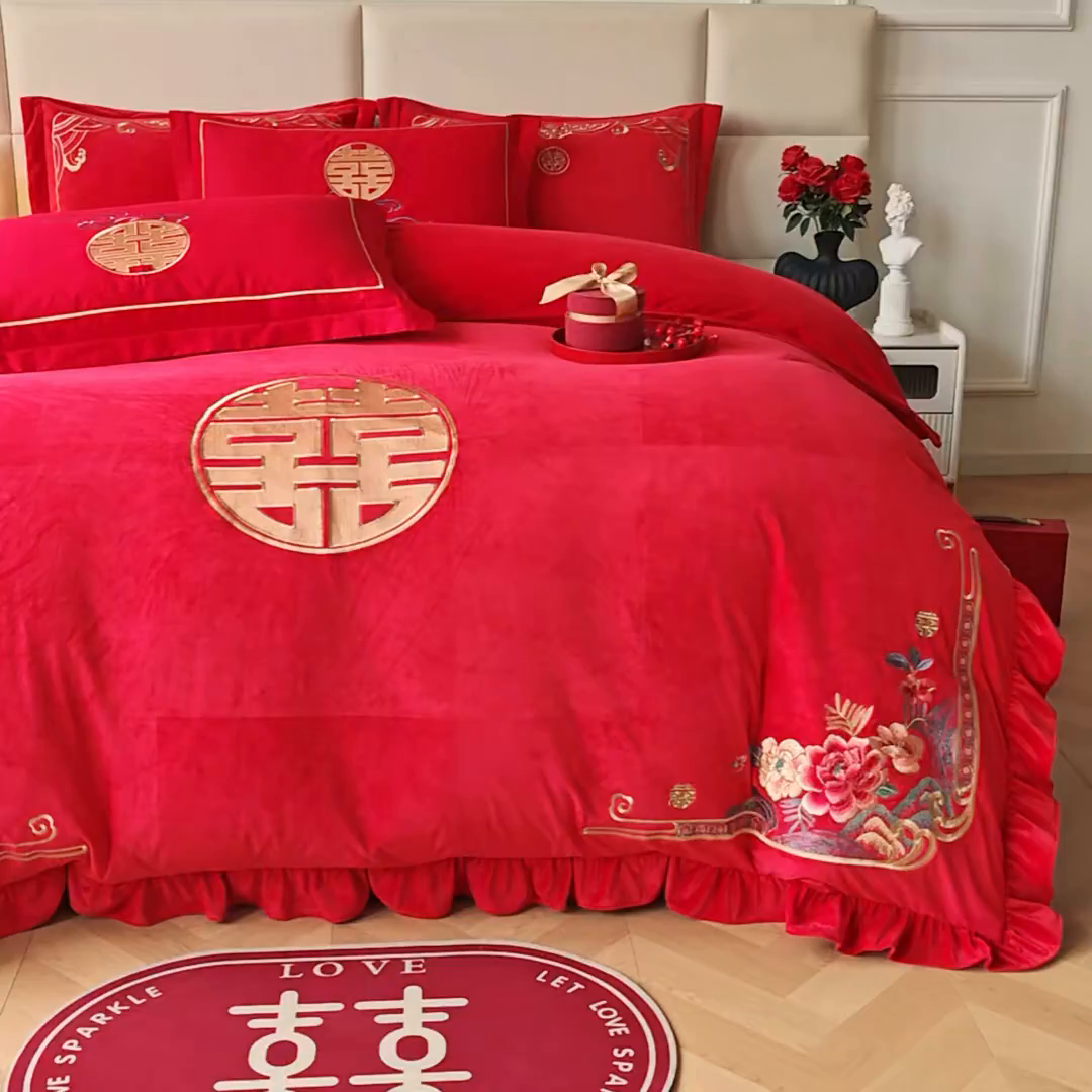 91家纺网 家纺一手货源 找家纺 富之雅婚庆 2025新款高克重全工艺牛奶绒宝宝绒刺绣婚庆四件套 花田喜事（花边款宝宝绒）