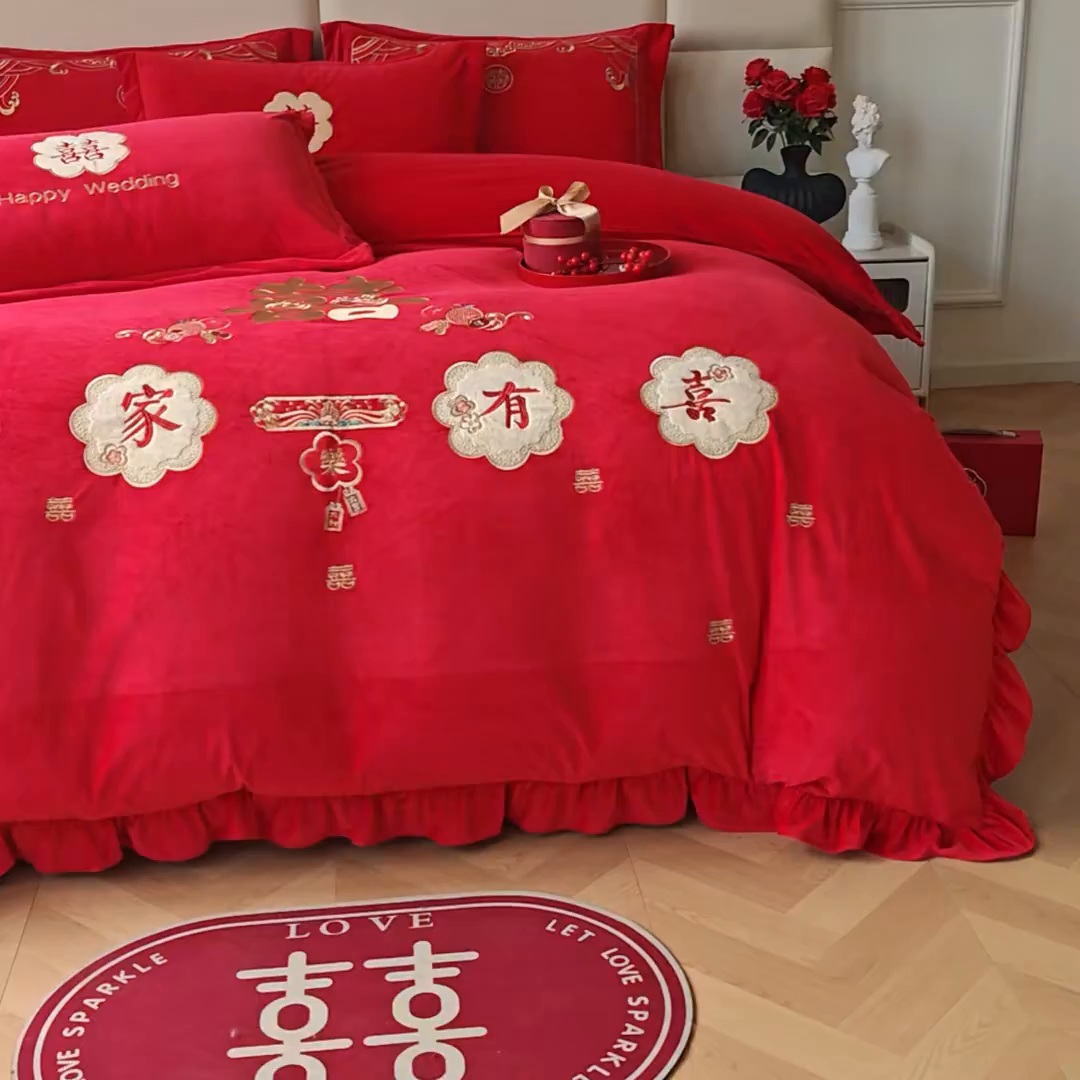 91家纺网 家纺一手货源 找家纺 富之雅婚庆 2025新款高克重全工艺牛奶绒宝宝绒刺绣婚庆四件套 喜事连连（花边款宝宝绒）