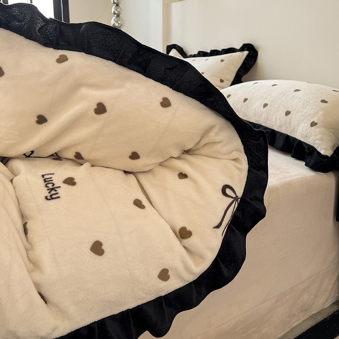 91家纺网 家纺一手货源 找家纺 （总）鑫利来家纺 2025新款法式黑花边牛奶绒四件套韩版法式赫本风加厚牛奶绒四件套