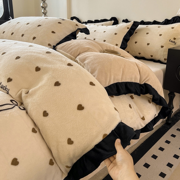 91家纺网 家纺一手货源 找家纺 （总）鑫利来家纺 2025新款法式黑花边牛奶绒四件套韩版法式赫本风加厚牛奶绒四件套