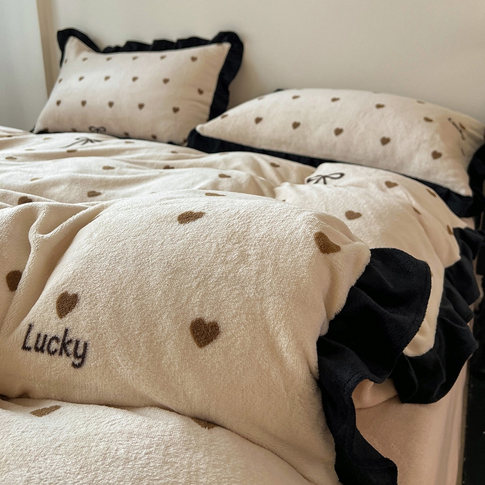 91家纺网 家纺一手货源 找家纺 （总）鑫利来家纺 2025新款法式黑花边牛奶绒四件套韩版法式赫本风加厚牛奶绒四件套