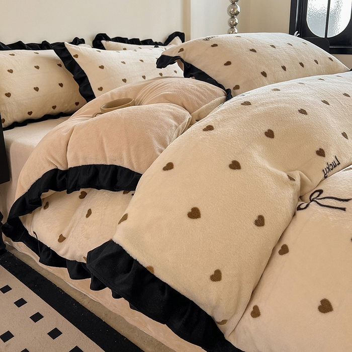 91家纺网 家纺一手货源 找家纺 鑫利来家纺 2025新款法式黑花边牛奶绒四件套 牛奶绒-爱心蝴蝶结