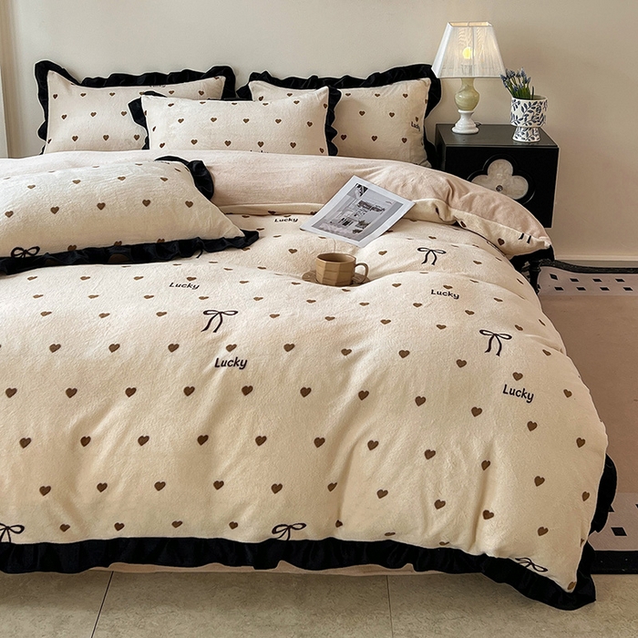 91家纺网 家纺一手货源 找家纺 鑫利来家纺 2025新款法式黑花边牛奶绒四件套 牛奶绒-爱心蝴蝶结