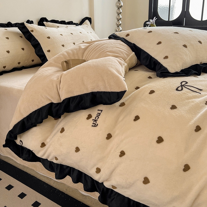 91家纺网 家纺一手货源 找家纺 鑫利来家纺 2025新款法式黑花边牛奶绒四件套 牛奶绒-爱心蝴蝶结