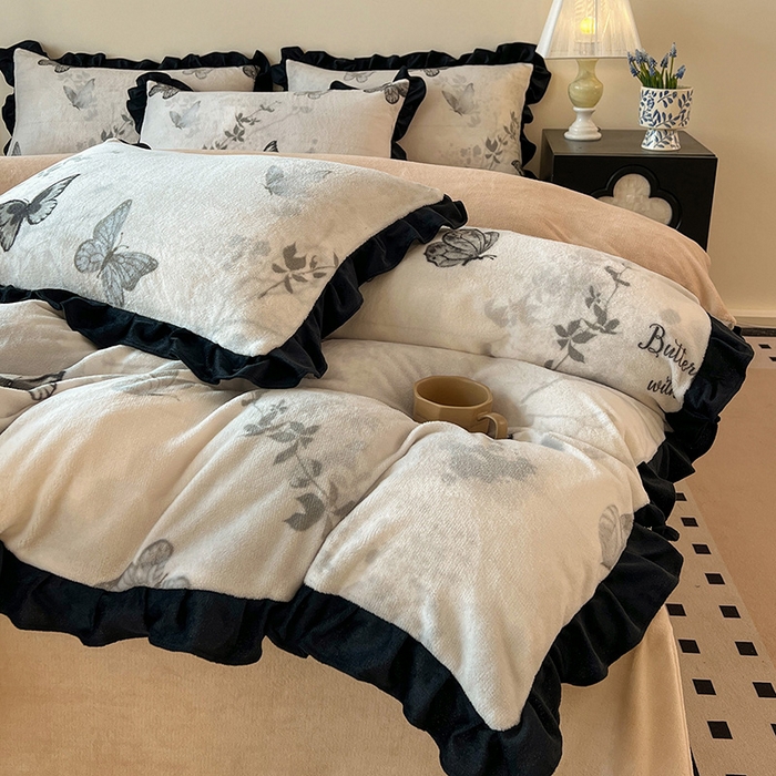 91家纺网 家纺一手货源 找家纺 鑫利来家纺 2025新款法式黑花边牛奶绒四件套 牛奶绒-蝴蝶意境