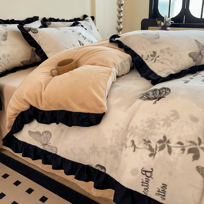 91家纺网 家纺一手货源 找家纺 鑫利来家纺 2025新款法式黑花边牛奶绒四件套 牛奶绒-蝴蝶意境