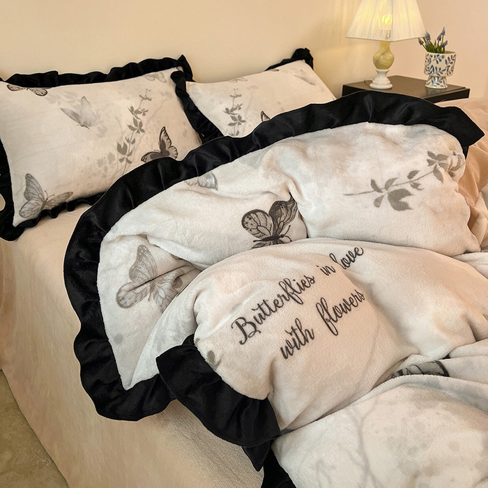 91家纺网 家纺一手货源 找家纺 鑫利来家纺 2025新款法式黑花边牛奶绒四件套 牛奶绒-蝴蝶意境