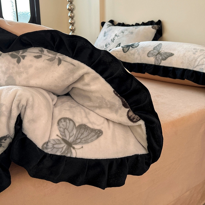 91家纺网 家纺一手货源 找家纺 鑫利来家纺 2025新款法式黑花边牛奶绒四件套 牛奶绒-蝴蝶意境