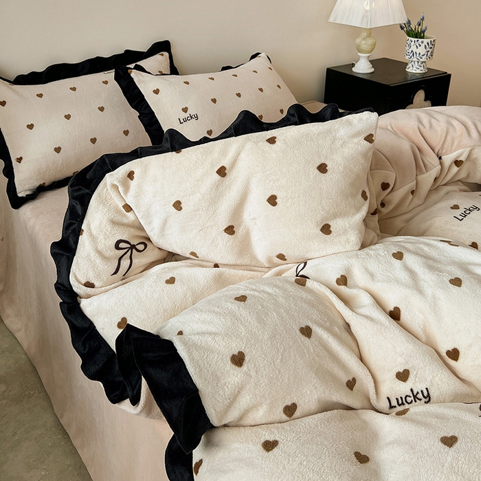 91家纺网 家纺一手货源 找家纺 鑫利来家纺 2025新款法式黑花边牛奶绒四件套 牛奶绒-爱心蝴蝶结