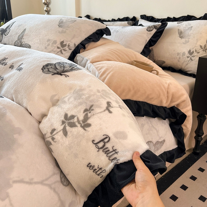 91家纺网 家纺一手货源 找家纺 鑫利来家纺 2025新款法式黑花边牛奶绒四件套 牛奶绒-蝴蝶意境