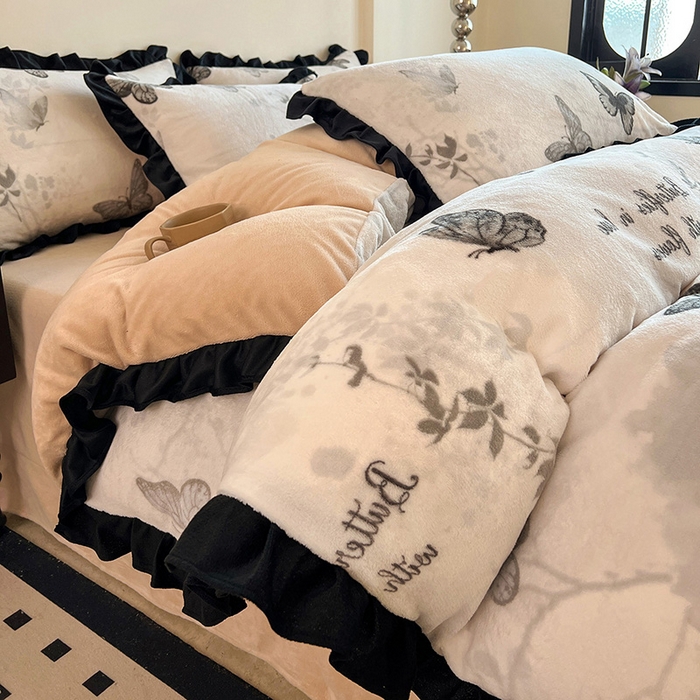 91家纺网 家纺一手货源 找家纺 鑫利来家纺 2025新款法式黑花边牛奶绒四件套 牛奶绒-蝴蝶意境