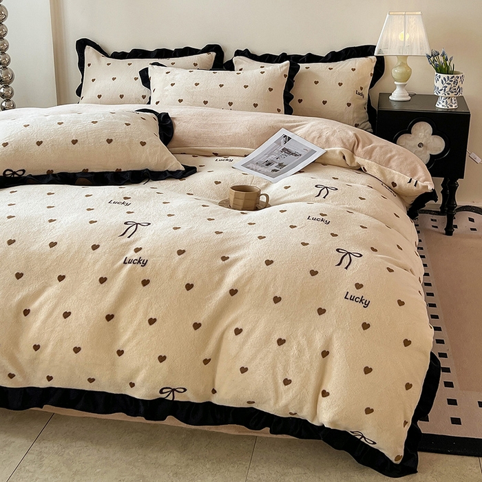 91家纺网 家纺一手货源 找家纺 鑫利来家纺 2025新款法式黑花边牛奶绒四件套 牛奶绒-爱心蝴蝶结