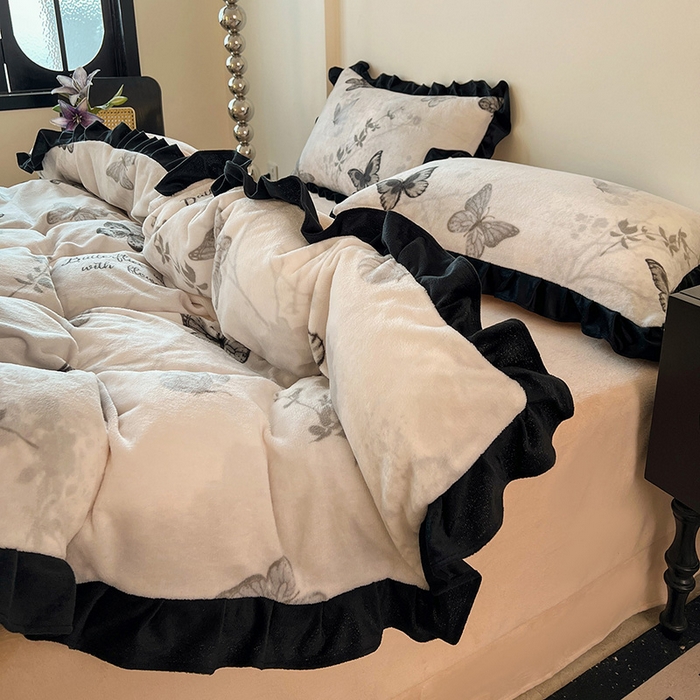 91家纺网 家纺一手货源 找家纺 鑫利来家纺 2025新款法式黑花边牛奶绒四件套 牛奶绒-蝴蝶意境