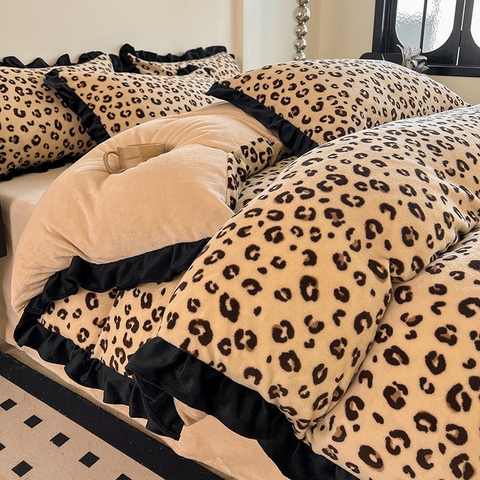 91家纺网 家纺一手货源 找家纺 鑫利来家纺 2025新款法式黑花边牛奶绒四件套 牛奶绒-豹纹