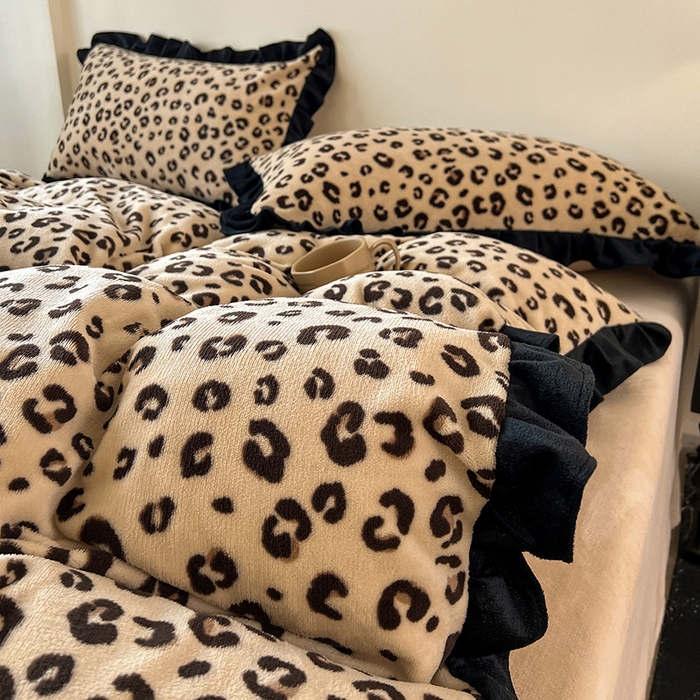 91家纺网 家纺一手货源 找家纺 鑫利来家纺 2025新款法式黑花边牛奶绒四件套 牛奶绒-豹纹