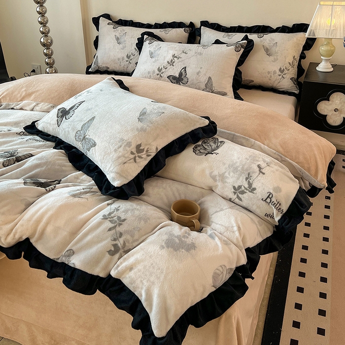 91家纺网 家纺一手货源 找家纺 鑫利来家纺 2025新款法式黑花边牛奶绒四件套 牛奶绒-蝴蝶意境