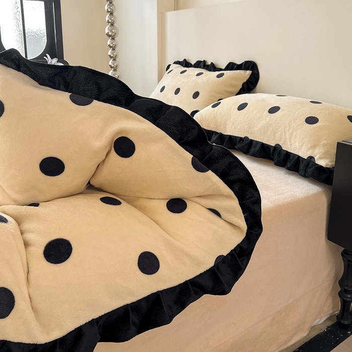 91家纺网 家纺一手货源 找家纺 鑫利来家纺 2025新款法式黑花边牛奶绒四件套 牛奶绒-波点