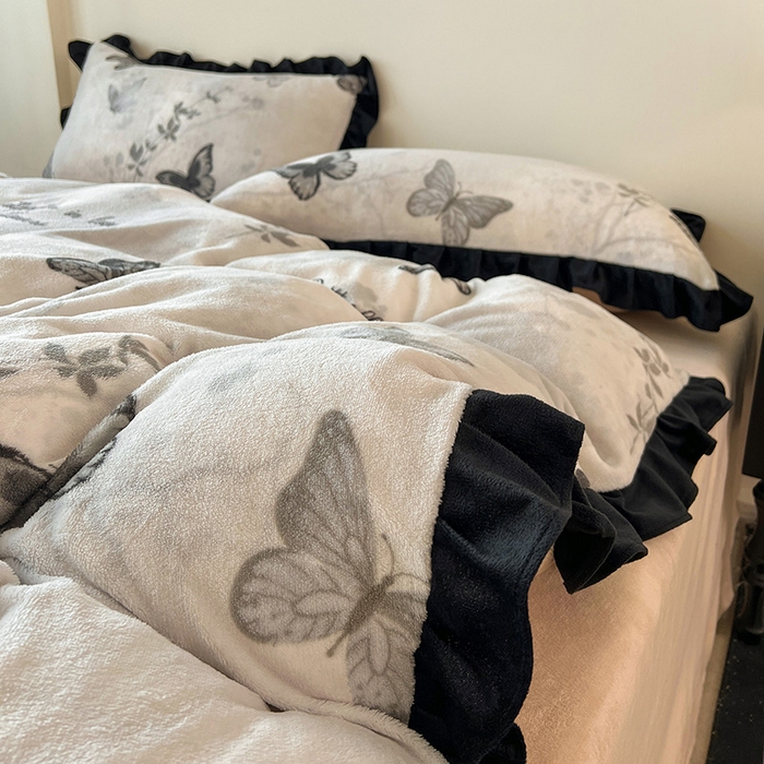 91家纺网 家纺一手货源 找家纺 鑫利来家纺 2025新款法式黑花边牛奶绒四件套 牛奶绒-蝴蝶意境